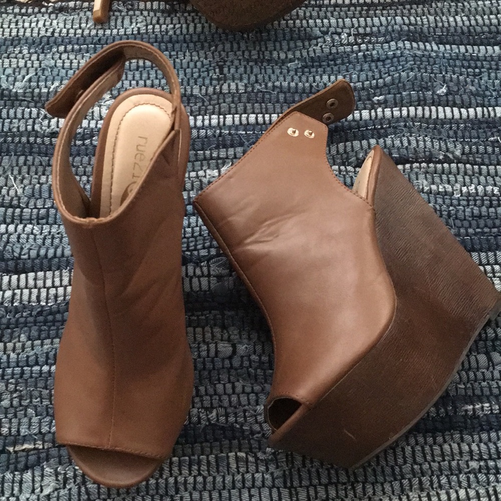 Peep toe 6” wedge with faux wooden heel
